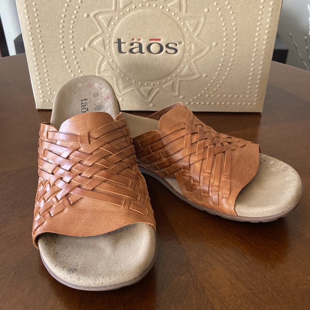 täōs footwear - women’s size 9 - guru honey sandals